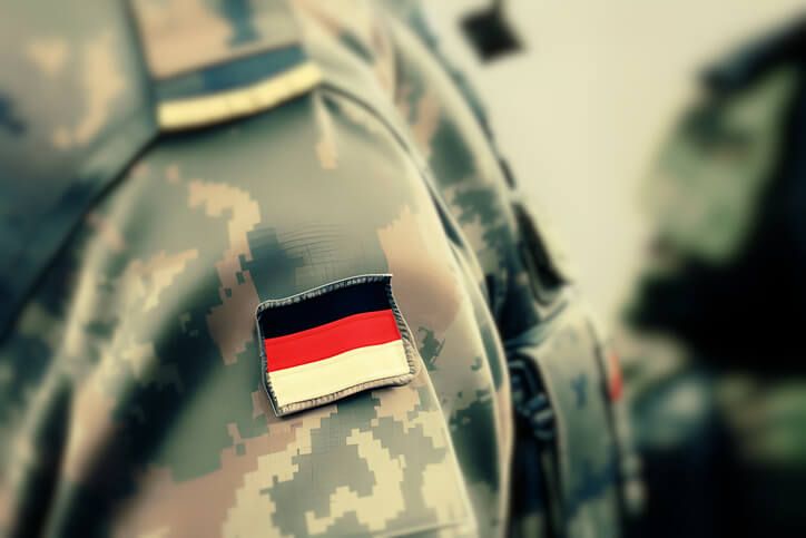 Seit-J-nner-gilt-Deutsche-M-nner-brauchen-Genehmigung-f-r-Auslandsaufenthalt